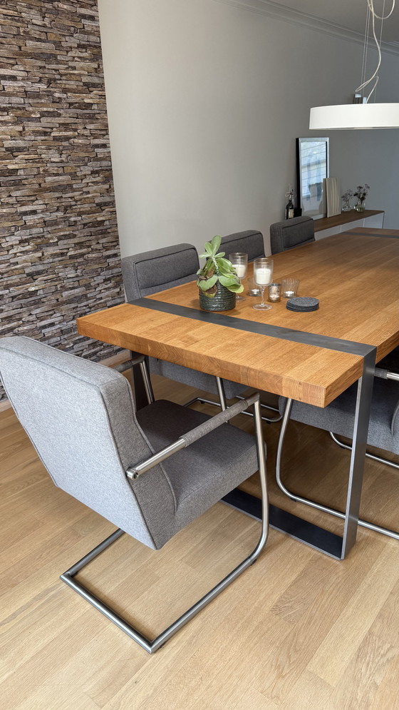 Image 1 of Mesa de comedor de roble hecha a mano