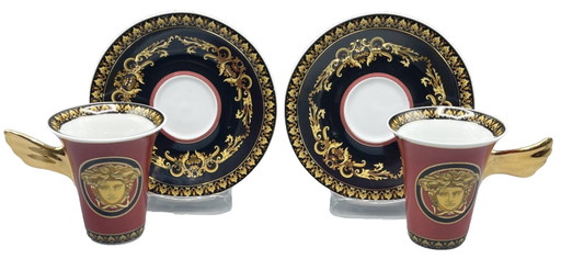 Set van twee hoge kopjes en schotels van Rosenthal Versace in de kleur "Medusa Red" (Italiaans design). (photo 2 of 5)