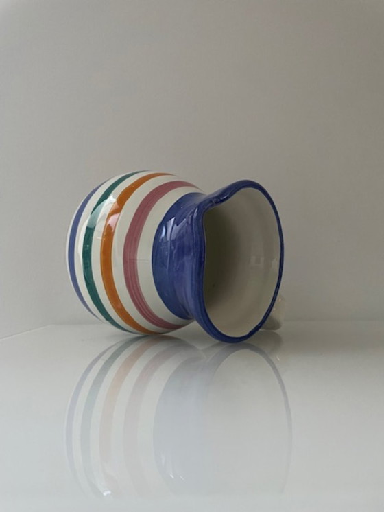 Image 1 of Handgemaakte vintage schenkkan met kleurrijke strepen