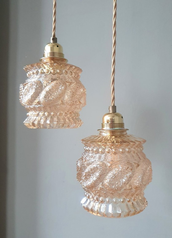 Image 1 of Set van 2 Vintage getextureerde rose / amber getinte hanglampen - midcentury design. 