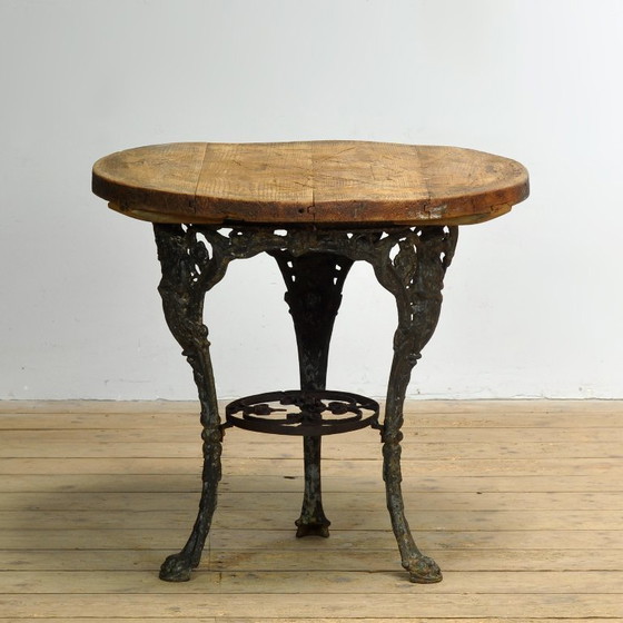 Image 1 of Mesa de jardín de hierro fundido con tablero de pino.