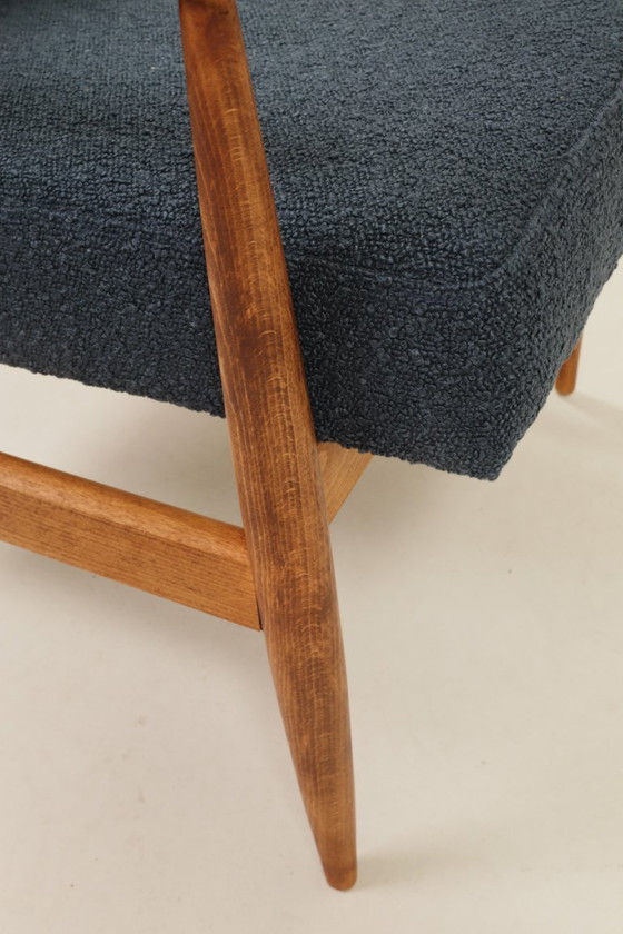 Image 1 of Fauteuil scandinave bleu marine à structure en bois bouclé, design H.Lis