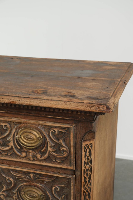 Hermosa cómoda inglesa de roble ricamente tallada del siglo XVIII con detalles únicos y una hermosa pátina (photo 9 of 15)