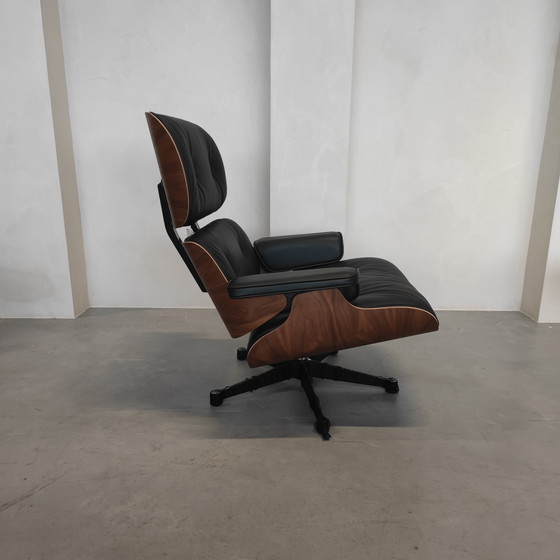 Image 1 of Sillón Vitra Eames con otomana - Nogal negro - Cuero Nero F