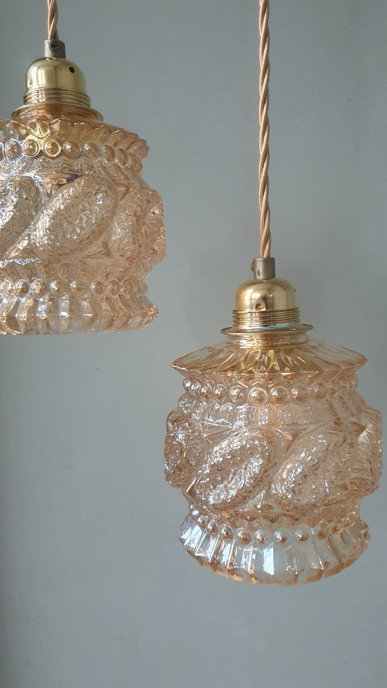 Image 1 of Set van 2 Vintage getextureerde rose / amber getinte hanglampen - midcentury design. 