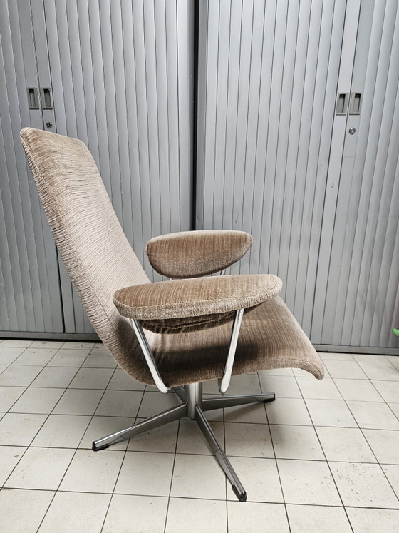 Image 1 of   Goldsiegel fauteuil uit de jaren 60 of 70 .