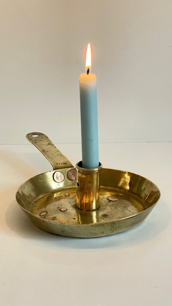 Image 1 of Antiker, niedriger Kerzenleuchter aus massivem Messing