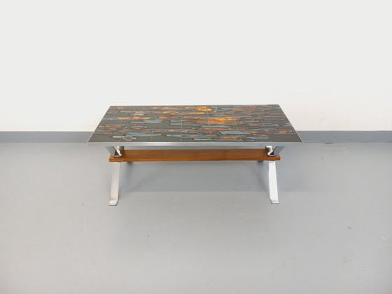 Image 1 of Vintage salontafel uit de jaren 60 en 70 van keramiek, verchroomd metaal en hout.