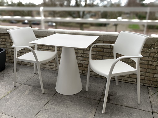 PEDRALI 2 stoelen en 1 tafel, voor binnen en buiten