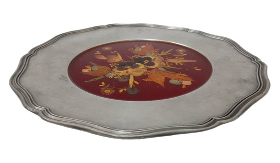 Image 1 of Piatto da parete vintage in peltro con composizione floreale pressata o essiccata incastonata nella resina