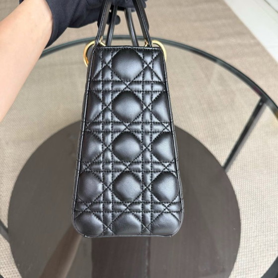 Image 1 of Dior Lady Medium - Pelle di agnello Canange, finiture nere e dorate.