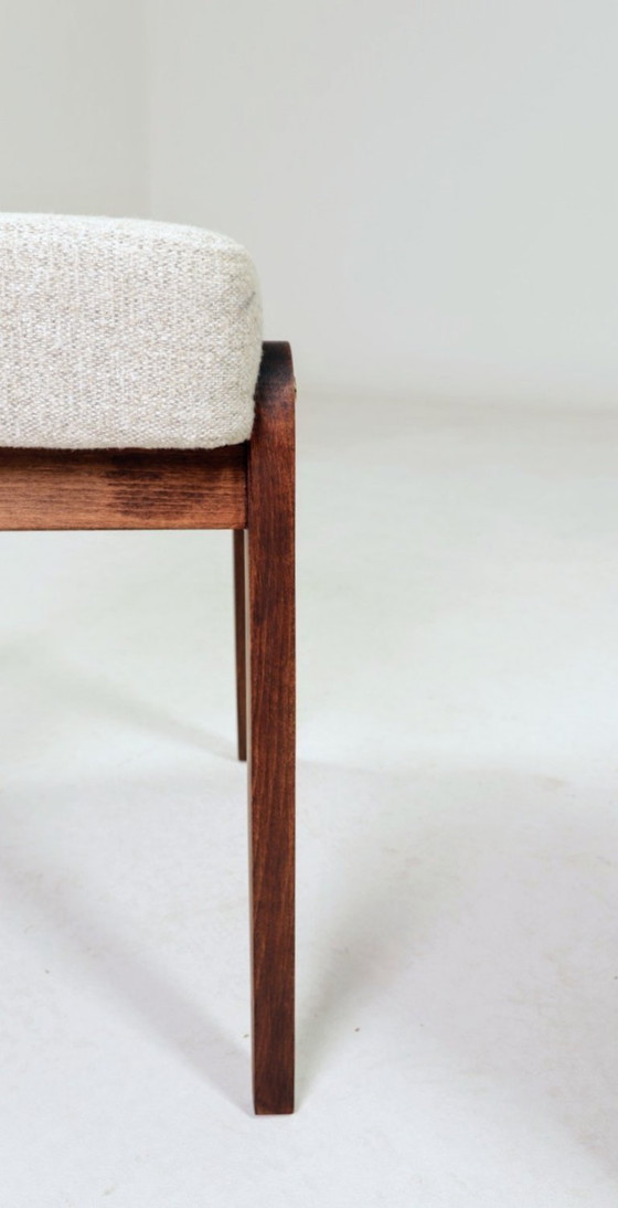 Image 1 of Par de taburetes de madera tapizados en tela beige.