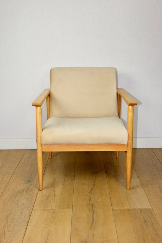 Image 1 of Fauteuil loft vintage années 70, beige clair, tissu velours, bois de hêtre naturel