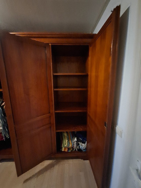 Hölzerner Kleiderschrank mit drei Türen, Kleiderschränke, Holz, Messing, Braun, Klassiek (Foto 3 von 7)