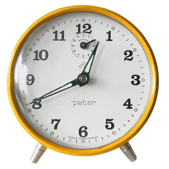 Image 1 of Vintage Junghans Peter Wecker aus der Mitte des 20. Jahrhunderts, gelb-weiß, 1970er Jahre