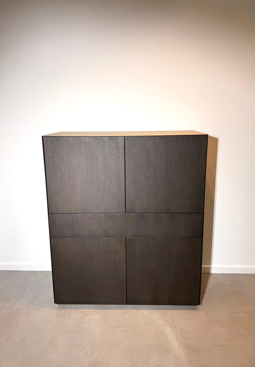 Mobile contenitore moderno in legno con piano in vetro.