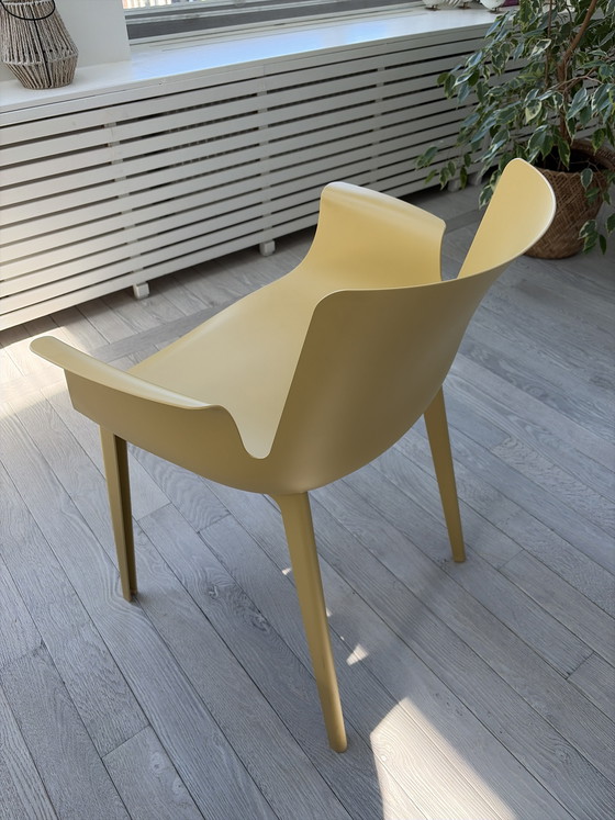 Image 1 of Chaise Kartell Piuma, couleur moutarde