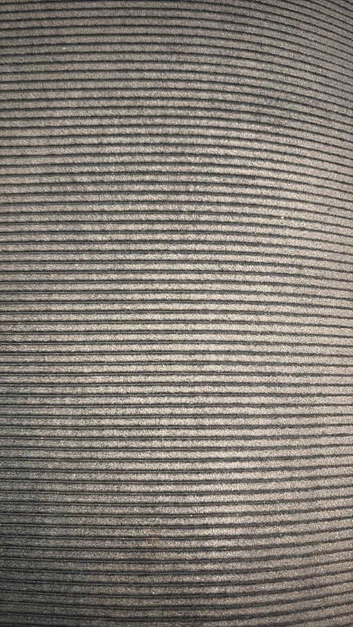 Canapé d'angle en velours côtelé bleu.