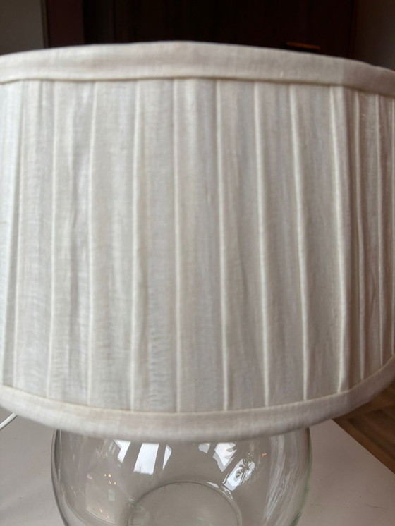 Image 1 of Lampe de table en verre avec une base sphérique et un abat-jour en lin