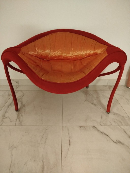 Un sillón Boca muy raro en exhibición en un museo