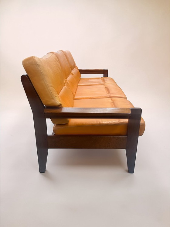 Image 1 of Vintage 3-Sitzer Sofa aus den 1970er Jahren – Massivholzrahmen & orange Leder – Mid Century / Danish Style Designer Couch.