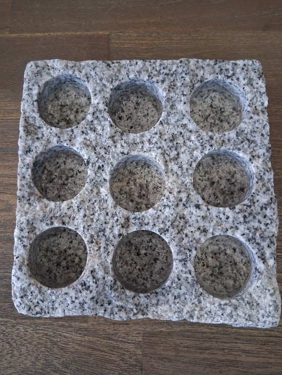 Image 1 of Teelichthalter aus grob behauenem Granit