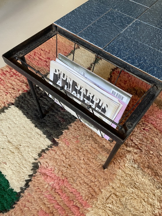 Table en céramique bleue vintage avec porte-revues – Tables d'appoint, Ceramic, Metal (photo 5 of 11)