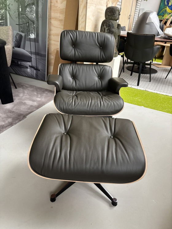Nwe Vitra Eames Lounge Chair + Ottoman Palisander Brown Premium Leather 2026 – Draaistoelen, Aluminium, Wood (photo 5 of 9)