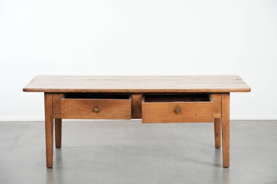 Image 1 of Antieke Franse salontafel gemaakt van vruchtenbomenhout uitgevoerd met twee lades