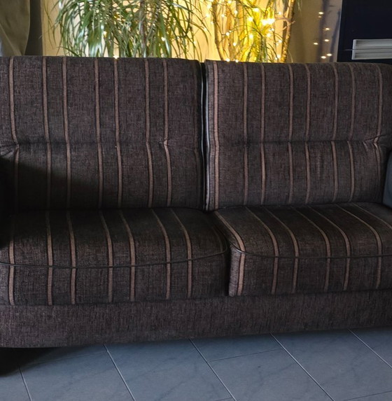 Image 1 of Sofá y sillón clásicos, de buena calidad y con una comodidad de asiento excepcional.