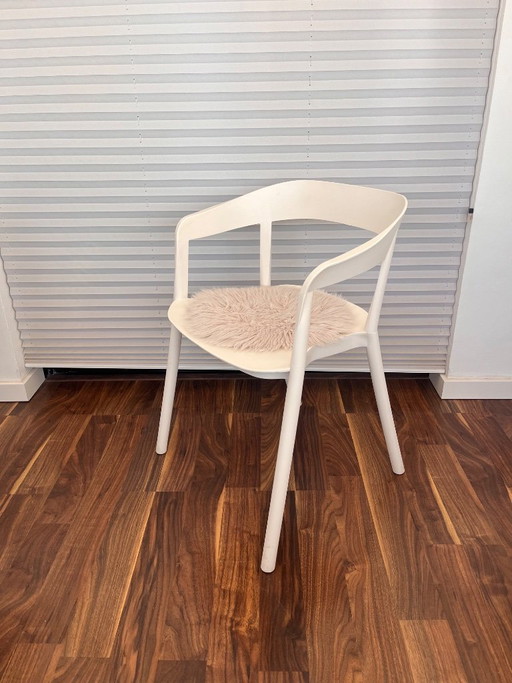Silla de diseño blanca con reposabrazos + cojín de pelo incluido