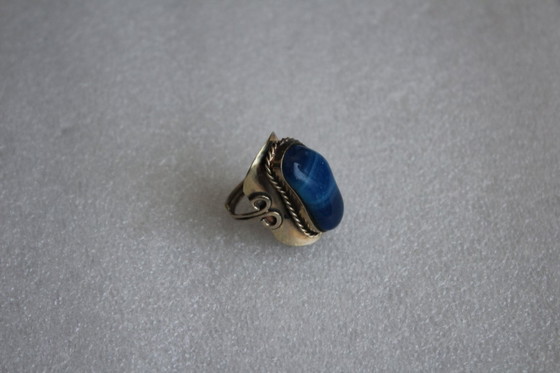 Image 1 of Bague bohème imposante, fabriquée à la main en argent alpaga avec une grande pierre semi-précieuse bleue. Taille ajustable.