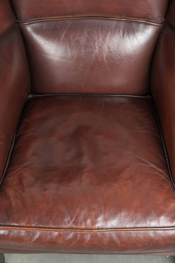 Image 1 of Splendida poltrona vintage in pelle di pecora con schienale alto, dalle dimensioni belle e discrete.