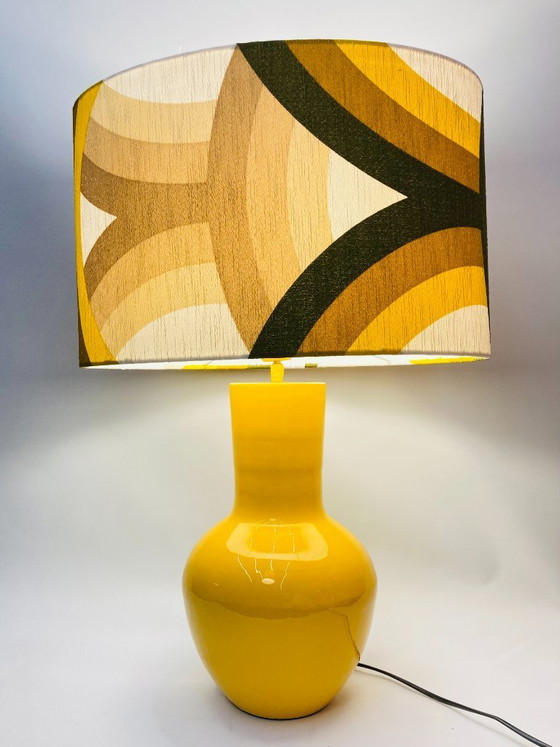 Image 1 of Lampe de table rétro chic avec abat-jour original des années 70 – jaune et vert olive