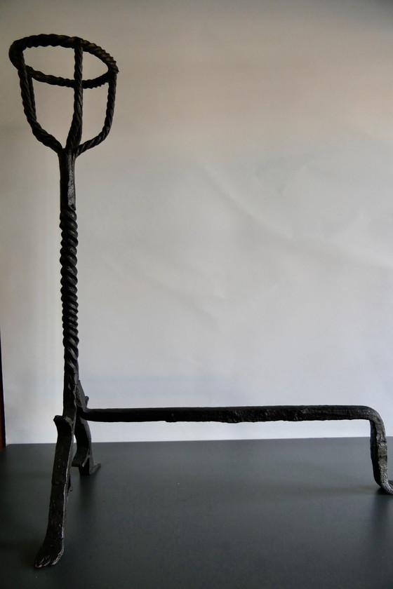 Image 1 of Paire de grands fers à repasser ou boules à feu en fer forgé (Andier)