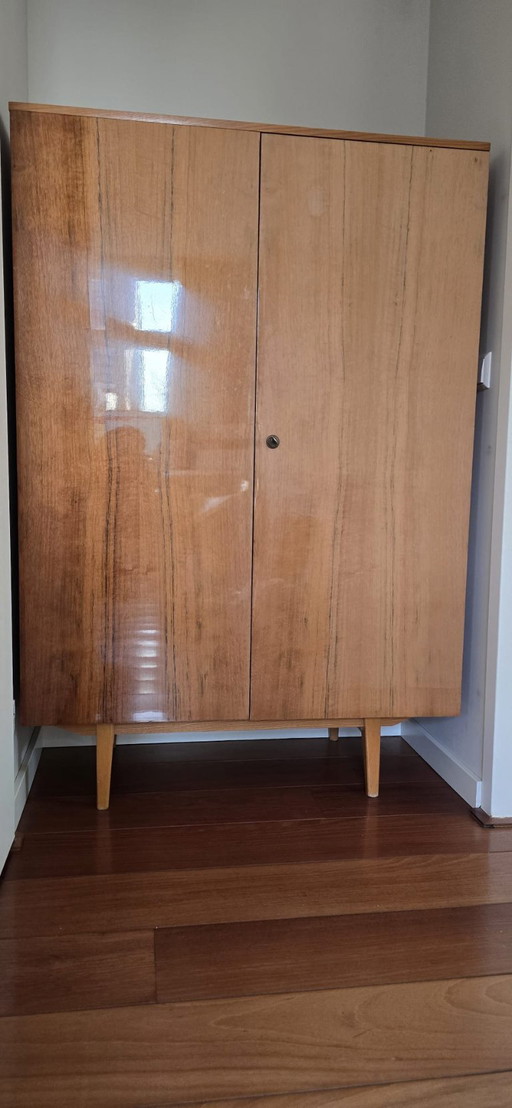 Vintage-Kleiderschrank aus Holz zum Aufhängen und Ablegen