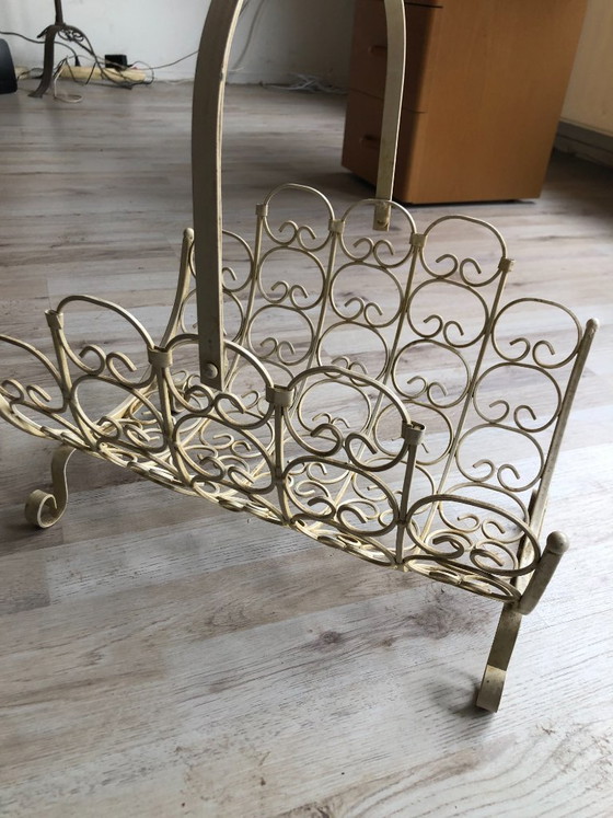 Image 1 of Tijdschriftenrek jaren 50  Cremekleurig draadstaal met sierlijke krullen ontwerp hoogte 25 breed 40 diep 30 hoogte hendel 45