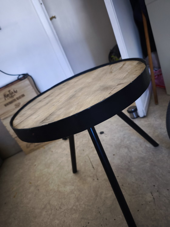 Image 1 of Fien Side Table (J-Line): This table has a mango wood top and a black iron frame.