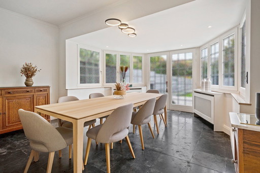 Designer table 'Sarah' & 8 x chairs 'Joy' – Top condition