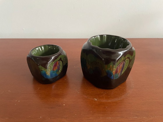 Image 1 of Arnhemsche Fayencefabriek - Zwei quadratische Kerzenständer aus glänzendem Steingut im Jugendstil