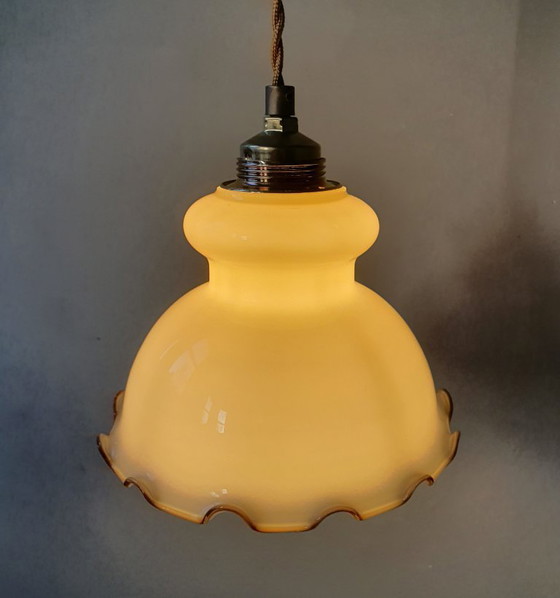 Image 1 of Vintage kleine glazen hanglamp met decoratie rand in bruintint. 
