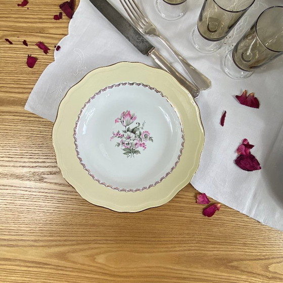 Image 1 of 6 antieke crèmekleurige aardewerken soepborden met verguldsel, Amandinoise-patroon, Brigitte-design