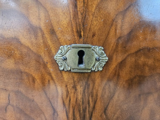 Image 1 of Commode Art Déco des années 1940 en loupe de noyer avec plateau en verre noir