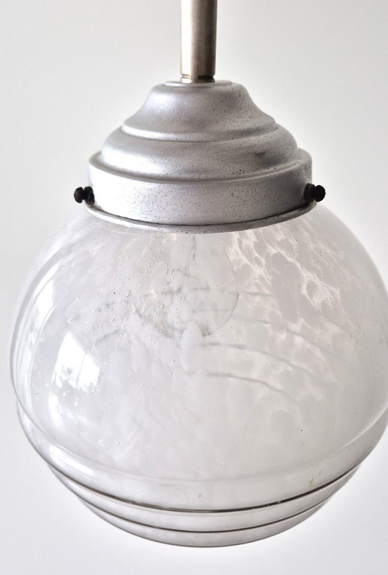 Image 1 of Französische Art-Deco-Glaskugel-Pendelleuchte – 1930er Jahre