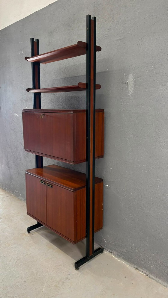 Image 1 of Meuble mural modulaire de style moderne du milieu du XXe siècle, placage teck et étagères en métal noir, années 1960, Europe