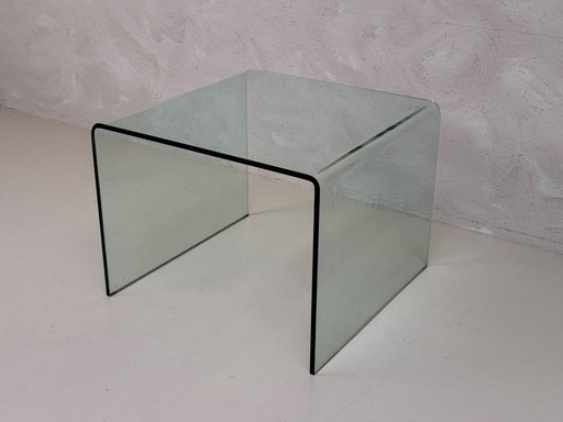 Tavolino laterale di design in vetro curvato, stile italiano.