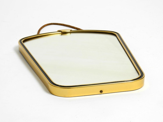 Image 1 of Bellissimo piccolo specchio da parete in ottone di metà secolo con cinturino intrecciato