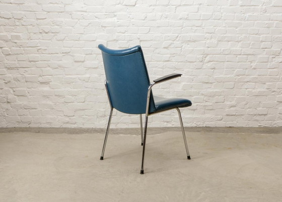 Image 1 of Gebroeders De Wit, ensemble de trois fauteuils design néerlandais revêtus de similicuir bleu vif. Pays-Bas, années 1960.