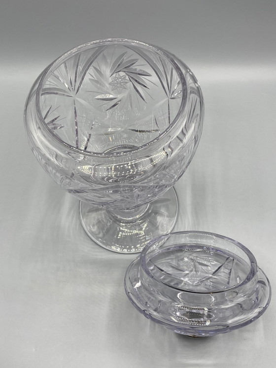 Grote geslepen kristallen snoepkom op voet – bolvormig deksel met verzilverde metalen knop. (photo 5 of 8)