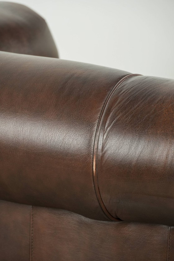 Lussuoso divano Chesterfield in morbida pelle bovina marrone, dal look inglese senza tempo. – Divani 2 posti (photo 15 of 16)